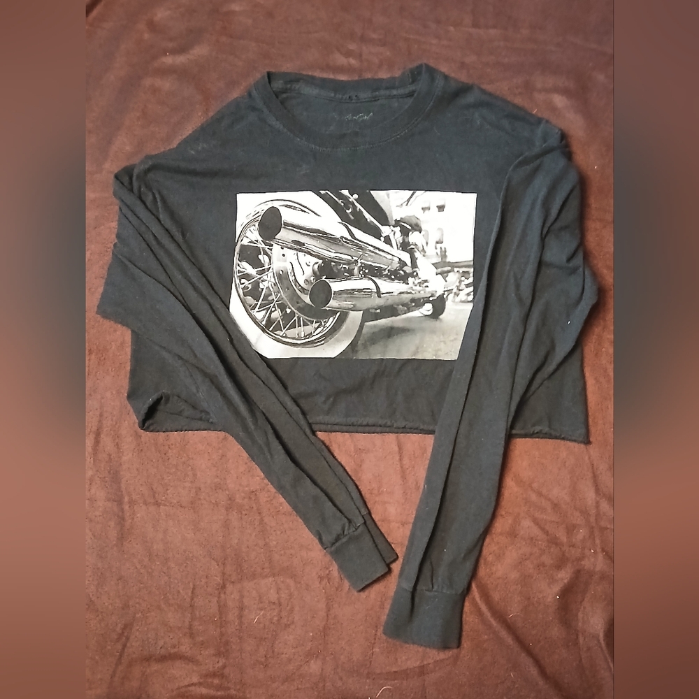 Cute cropped long-sleeved top!